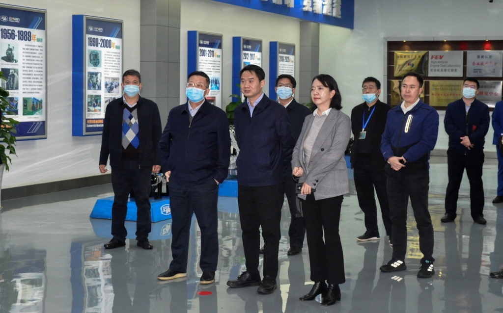 昆明市委常委杨东伟一行到2007so太阳集团发展调研